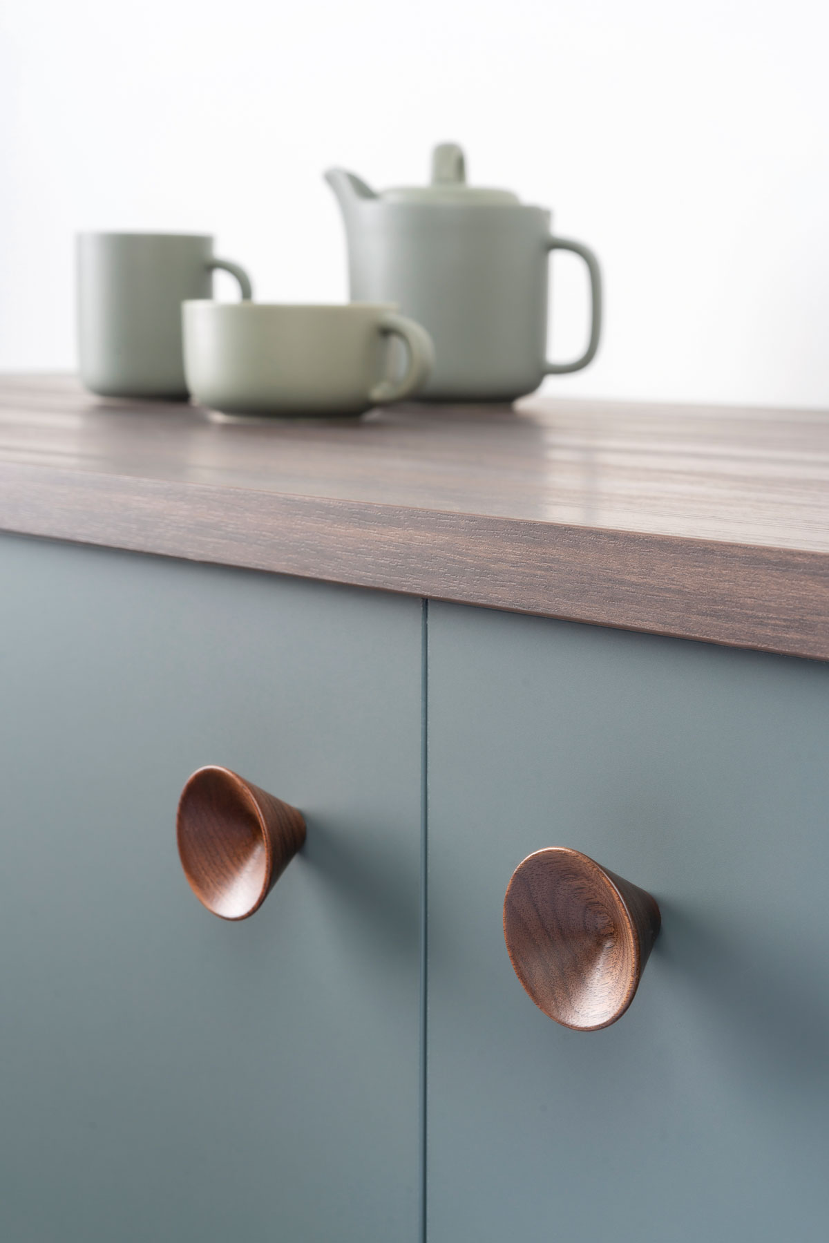 Conic walnut knobs